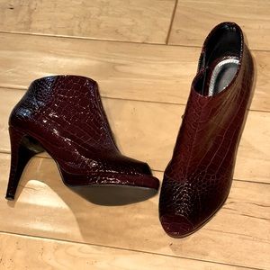 WHBM Paulette Croco Shootie Size 8 Garnet Crocodile Embossed